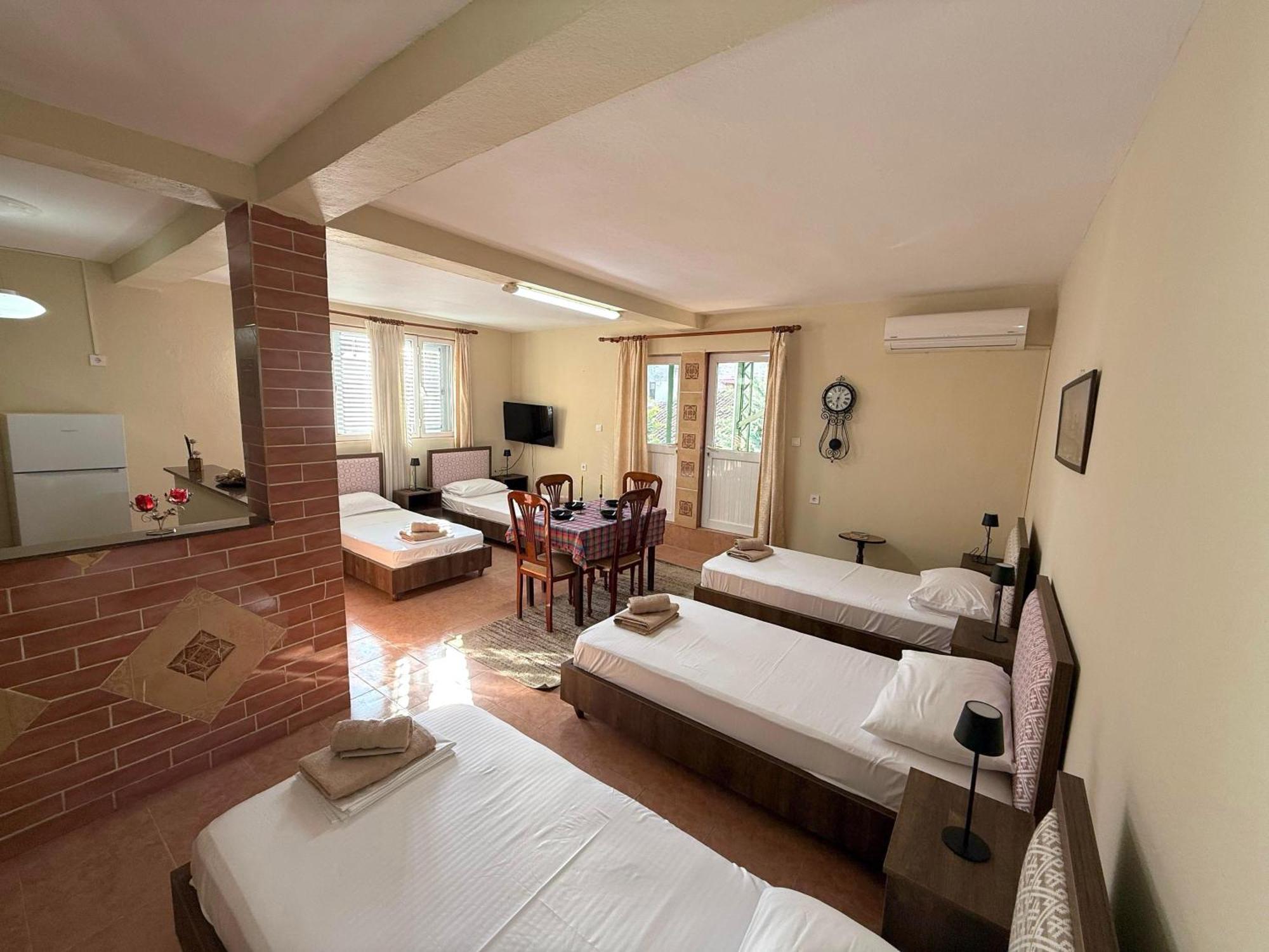 Shkodra Guest House & Trips Bagian luar foto